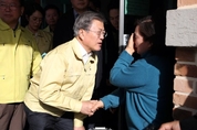 [리얼미터] 강원 산불 대처 효과…문 대통령 국정 지지율 소폭 상승한 48.1