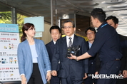 [M포토] 김학의 전 법무부 차관, 영장실질심사 출석 … 질문엔 ‘묵묵부답’