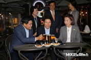 [M현장] ‘국회 분위기, 오늘만 같아라’…여야 3당 원내대표 ‘호프타임’