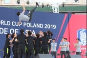 [M포토] U-20 축구 국가대표팀, 정정용 감독에 '감사의 헹가래'