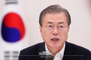 문 대통령 "3년 내 최저임금 1만원 공약 못 지켜 송구스럽게 생각"
