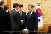 문 대통령, '에스퍼' 美 국방장관 접견… "한미동맹, 북미 비핵화협상 성공 뒷받침해야"