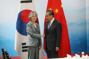 강경화-왕이 회담, 韓中日 3국 협력…한반도·정세 등 논의