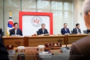문 대통령 "소재·부품·장비 산업 경쟁력 강화는 경제강국 위한 국가전략 과제"