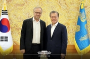 문 대통령 "가짜뉴스·허위정보가 공정한 언론 해치고 있다"