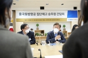 동방항공 부당해고 승무원 만난 이재명 “대한민국 자존심 문제...가용방법 다 찾을 것”