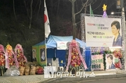 [포토뉴스] “100m 넘게 줄지어”...‘특별사면’ 박근혜 병원 앞 늘어선 화환