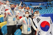 황대헌에 ‘치킨 평생 제공’ 약속한 BBQ회장, 베이징서 태극기 들고 “대한민국~”
