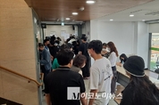 [M포토] 지방선거 사전투표 2일차…투표 위해 줄 선 유권자들