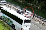 후진 하던 차량, 펜스 뚫고 하천 추락···시민이 구조