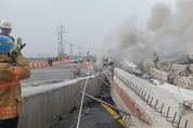 시흥 월곶 인근 건설현장 교량 상판 붕괴...5명 부상