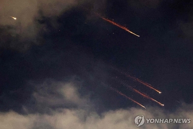 이란 미사일 쏟아지자…美 ‘공군·해군 총동원’ 이스라엘 지원