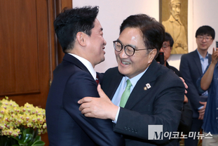 「M포토」 강훈식 비서실장, 우원식 의장 접견