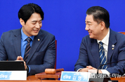 「M포토」 한준호 최고위원과 대화하는 김병기