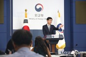 「M포토」 취재진 질문받는 이재웅 외교부 대변인