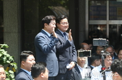 「M포토」 지지자에게 인사하는 박찬대