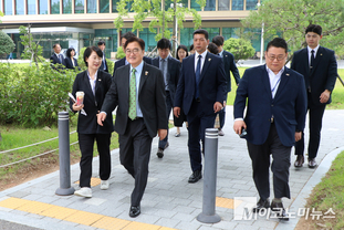 「M포토」 기자들 만나고 소통관 나서는 우원식 의장
