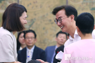 「M포토」 의원들과 인사하는 전재수 해수부 장관 후보자