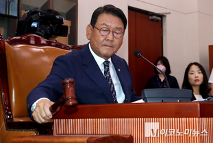 「M포토」 의사봉 두드리는 김교흥 위원장