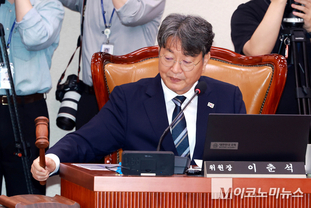 「M포토」 의사봉 두드리는 이춘석 법사위원장