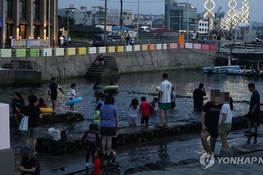 폭염특보 내린 전국 대부분 지역...해 지면 ‘열대야 주말’