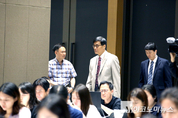 「M포토」 기자간담회 참석하는 이창용 총재