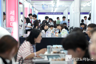 「M포토」 수시대학입학정보에 열중인 수험생과 학부모