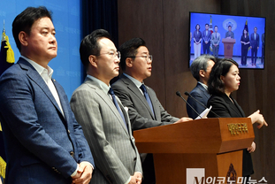 「M포토」 박찬대, 인간방패 국힘 의원 45명에 ‘제명 촉구 결의안’ 제출