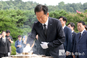 「M포토」 현충탑 참배 정청래 “더 강력한 민주당 만들 것”