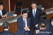 「M포토」 국회 본회의 참석한 국무위원들