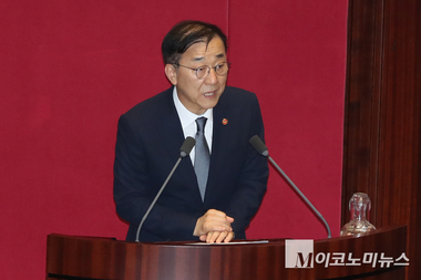 김윤덕 장관 “가덕도신공항, 국민과의 약속, 해법 찾겠다”