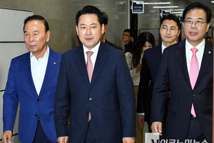 「M포토」 장동혁, 중진의원 소집...회의 참석하는 ‘4선’ 이상 의원들