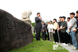 「M포토」 ‘국회 상징석’에 대해 설명하는 우원식 국회의장