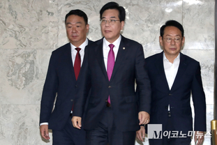 「M포토」 원내대책회의 참석하는 국민의힘 지도부