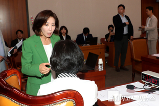 「M포토」 법사위서 추미애 위원장과 인사 나누는 나경원