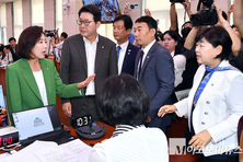 나경원 간사 선임 놓고 아수라장..."초선은 가만히 있으라" 추태