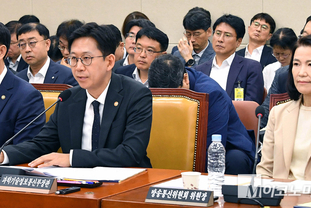 「M포토」 과방위 참석한 배경훈 장관과 이진숙 위원장