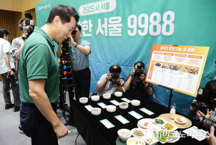 「M포토」 ‘더 건강한 서울 9988’ 식단 살피는 오세훈