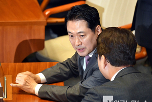 「M포토」 국회 본회의에서 의원들과 이야기 나누는 장동혁
