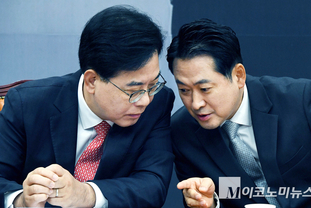 「M포토」 이야기 나누는 장동혁·송언석