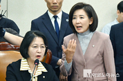 「M포토」 추미애 위원장에 항의하는 나경원 의원