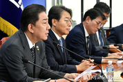 「M포토」 원내대책회의에서 발언하는 김병기