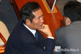 「M포토」 의원들과 이야기 나누는 정청래 민주당 대표