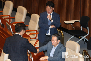 「M포토」 국회 본회의 참석한 안규백·정성호