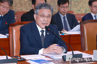 「M포토」 질의에 답하는 허민 국가유산청장