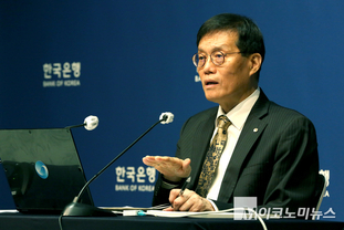 「M포토」 기자 간담회에서 발언하는 이창용 한은 총재