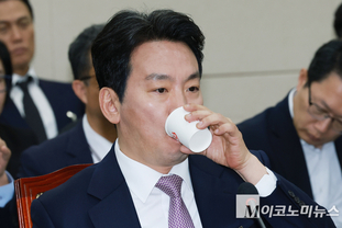 「M포토」 국감 출석해 물 마시는 박장범 한국방송공사 사장