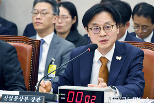 「M포토」 질의에 답하는 김정관 장관