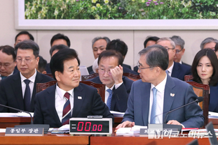 「M포토」 국감서 대화 나누는 조현·정동영 장관