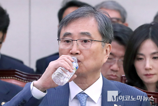 「M포토」 물 마시는 조현 외교부 장관